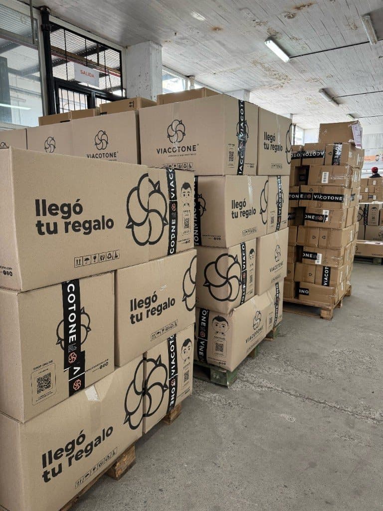 Depósito de Via Cotone con cajas embaladas listas para entregar
